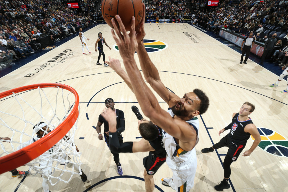  米切尔40分骑士射落老鹰巢穴  